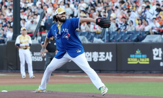 한화 폰세가 12일 대전 한화생명 볼파크에서 열린 2025 KBO 올스타전에서 토론토 시절 류현진 유니폼을 입고 투구에 임하고 있다. 사진 | 연합뉴스