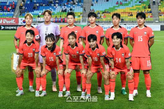 한국여자축구대표팀 선수들이 9일 수원월드컵경기장에서 열린 2025 EAFF(동아시아축구연맹) E-1 풋볼 챔피언십 중국과의 경기에 앞서 기념촬영을 하고 있다. 2025. 7. 9. 수원 | 박진업 기자 upandup@sportsseoul.com