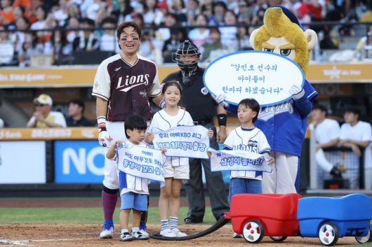 12일 대전 한화생명 볼파크에서 열린 2025 KBO 올스타전에서 드림 올스타 강민호가 세 자녀와 함께 등장하고 있다. 사진 | 삼성 라이온즈