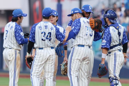 삼성 선수들이 대구삼성라이온즈파크에서 열린 2025 KBO리그 NC전 승리 후 하이파이브를 하고 있다. 사진 | 삼성 라이온즈