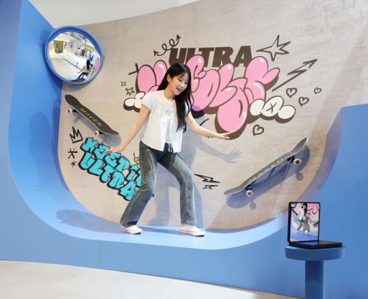 더현대 서울에 오픈한 ‘갤럭시 스튜디오’에서 방문객들이 ‘갤럭시 Z 플립7’으로 인증샷을 촬영하고 있다. 사진 | 삼성전자