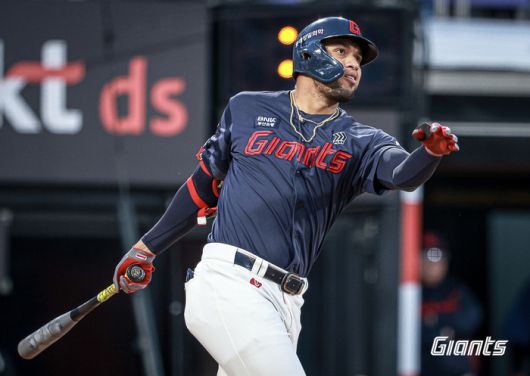 레이예스가 타격한 뒤 타구를 바라보고 있다. 사진 | 롯데 자이언츠