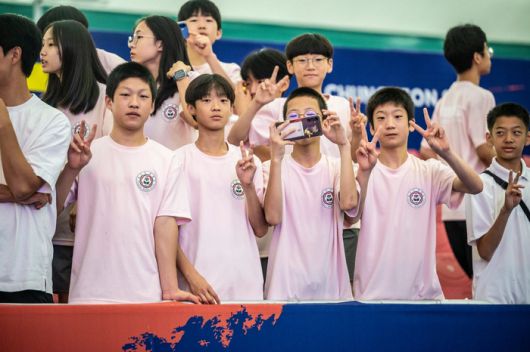 ‘강원·춘천2025세계태권도문화축제’  13일 열린  품새(A리그) 종목 경기를 관전하고 있는 태권도 꿈나무 선수들.  사진|춘천레저·태권도조직위원회