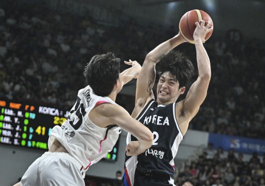 남자농구 대표팀 여준석이 13일 안양 정관장 아레나에서 열린 2025 남자농구 국가대표 평가전 일본과 2차전에서 리바운드를 잡고 있다. 사진 | 대한민국농구협회