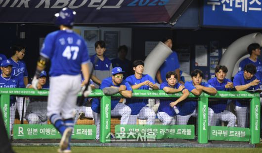 삼성 선수단이 서울 잠실구장에서 열린 2025 KBO리그 두산전에서  8회초 1사만루 강민호가 삼진으로 물러나자 아쉬워하고 있다. 잠실 | 최승섭기자 thunder@sportsseoul.com