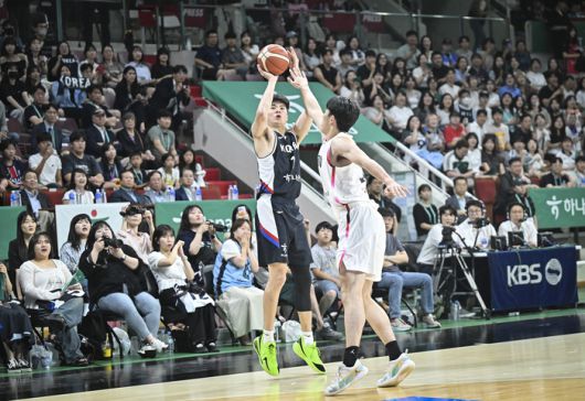 남자농구 대표팀 이현중(오른쪽)이 13일 안양 정관장 아레나에서 열린 2025 남자농구 국가대표 평가전 일본과 2차전에서 3점슛을 던지고 있다. 사진 | 대한민국농구협회