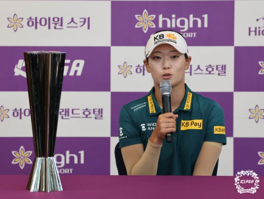 방신실이 13일 하이원CC에서 열린 KLPGA투어 하이원리조트 여자오픈 2025 최종라운드에서 우승을 확정한 뒤 기자회견하고 있다. 사진 | KLPGA