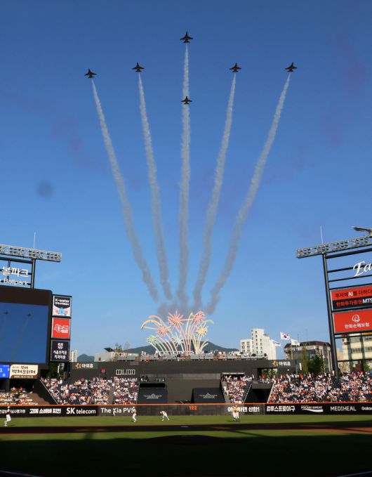 올스타전 시작 전 공군 특수비행 팀 블랙이글스의 에어쇼가 펼쳐지고 있다. 사진 | 연합뉴스