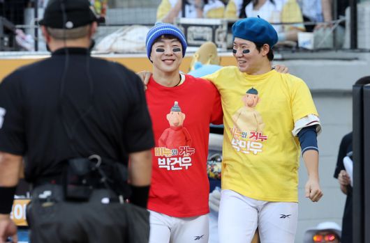 올스타전 2회초 무사 1루 때 나눔 올스타 박건우(왼쪽)가 박민우와 함께 등장하고 있다. 사진 | 연합뉴스
