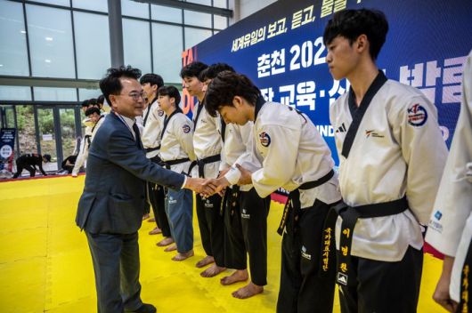 육동한 춘천시장이 13일 일주일간의 뜨거운 여정을 성공리에 마무리한 ‘강원·춘천2025세계태권도문화축제’ 에서 선수들을 격려하고 있다.  사진|춘천레저·태권도조직위원회