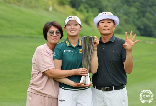 방신실이 13일 하이원CC에서 열린 KLPGA투어 하이원리조트 여자오픈 2025 최종라운드에서 우승을 확정한 뒤 부모와 기념촬영하고 있다. 사진 | KLPGA
