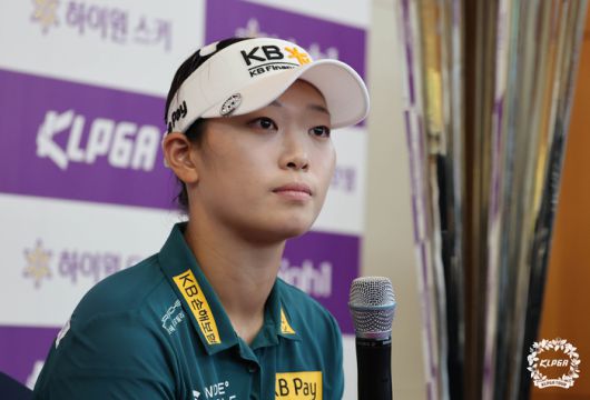 방신실이 13일 하이원CC에서 열린 KLPGA투어 하이원리조트 여자오픈 2025 최종라운드에서 우승을 확정한 뒤 기자회견하고 있다. 사진 | KLPGA