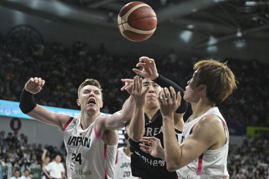 남자농구 대표팀 문정현(가운데)이 13일 안양 정관장 아레나에서 열린 2025 남자농구 국가대표 평가전 일본과 2차전에서 조시 호킨슨(왼쪽) 등과 리바운드를 다투고 있다. 사진 | 대한민국농구협회