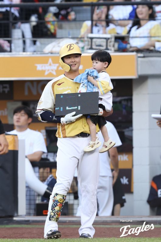 12일 대전 한화생명 볼파크에서 열린 2025 KBO 올스타전에서 나눔 올스타 이도윤이 아들 동연군을 안고 등장하고 있다. 사진 | 한화 이글스