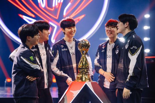 MSI  파이널 MVP 젠지 ‘쵸비’ 정지훈이 13일(한국시간) 캐나다 밴쿠버 퍼시픽 콜리세움에서 열린 ‘2025 미드 시즌 인비테이셔널(MSI)’ 결승전 종료 후 트로피를 두고 웃고 있다. 사진 | 라이엇 게임즈