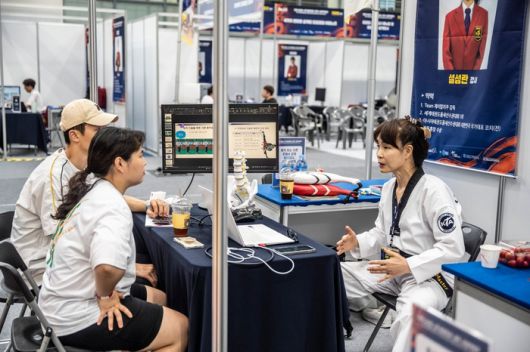 ‘강원·춘천2025세계태권도문화축제’  도장 운영자의 부스에서 상담을 하고 있다.  사진|춘천레저·태권도조직위원회