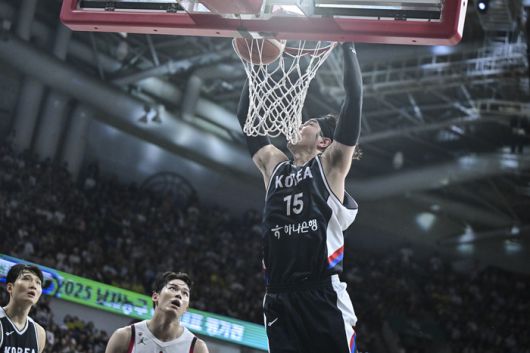 남자농구 대표팀 김종규가13일 안양 정관장 아레나에서 열린 2025 남자농구 국가대표 평가전 일본과 2차전에서 덩크를 꽂고 있다. 사진 | 대한민국농구협회