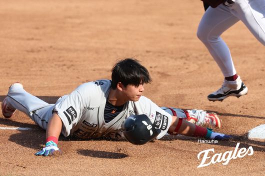 한화 노시환이 대전 한화생명 볼파크에서 열린 2025 KBO리그 키움전에서 안타로 출루한 후 후속타 때 3루에 슬라이딩으로 들어가고 있다. 사진 | 한화 이글스