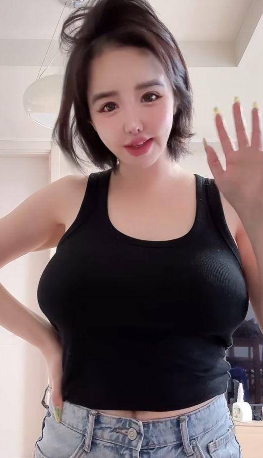 일상 속 모습으 담은 박봄. 박봄 인스타그램.