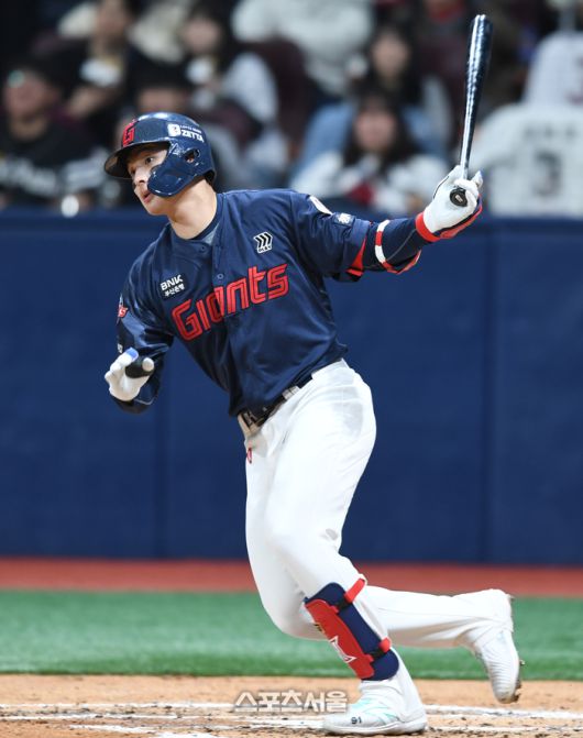 롯데 윤동희가 서울 고척 스카이돔에서 열린 2025 KBO리그 시범경기 키움전에서 4회초 1사1루 좌전안타를 치고 있다. 고척 | 최승섭기자 thunder@sportsseoul.com