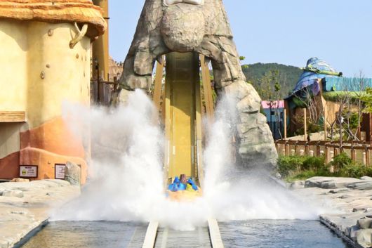 시원한 물살을 일으키는 ‘오거스후룸’에서 손님들이 환호하며 즐거운 시간을 보내고 있다.  사진 | 롯데월드 어드벤처 부산