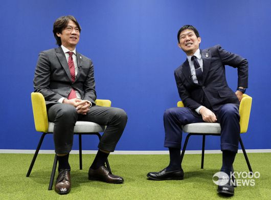 축구대표팀 홍명보 감독과 일본 모리야스 하지메 감독의 대담 장면. 사진 | 교도 통신