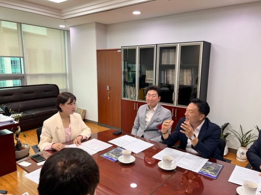 원강수 원주시장이 백승아 의원과 원주시 핵심사업 해결을 위한 국비확보 방안을 논의하고 있다.  사진|원주시청