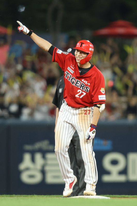 KIA 김호령이 11일 광주-기아 챔피언스 필드에서 열린 2025 KBO리그 삼성전에서 6회말 역전 2타점 적시타를 때린 후 환호하고 있다. 사진 | KIA 타이거즈