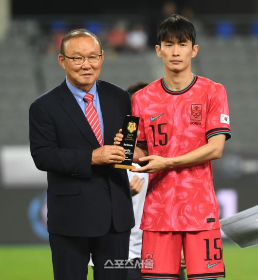 김문환이 15일 용인 미르스타디움에서 열린 2025 동아시아축구연맹(EAFF) E-1 챔피언십(동아시안컵) 시상식에서 베스트 수비상을 받은 후 박항서 축구협회 부회장과 기념촬영을 하고 있다.  용인 | 최승섭기자 thunder@sportsseoul.com