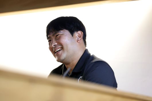 포항 U-18(포항제철고) 황지수 감독이 14일 취재진과 인터뷰에서 취재진 질문에 답하고 있다. 사진｜한국프로축구연맹