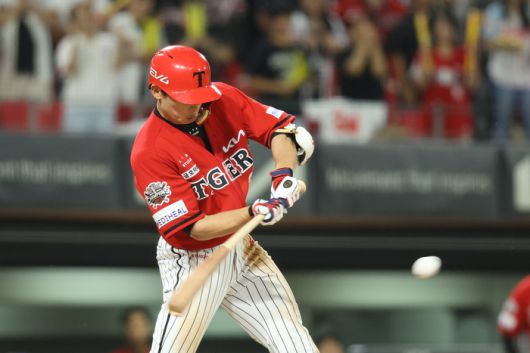 KIA 김호령이 11일 광주-기아 챔피언스 필드에서 열린 2025 KBO리그 삼성전에서 6회말 역전 2타점 적시타를 치고 있다. 사진 | KIA 타이거즈