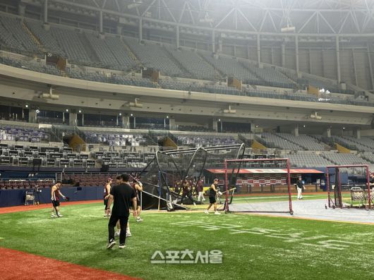 키움 선수들이 15일 서울 고척스카이돔에서 진행된 훈련에서 타격 연습을 하고 있다. 고척 | 이소영 기자 sshong@sportsseoul.com