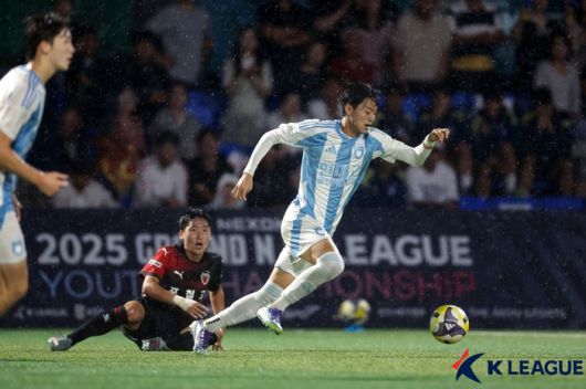 울산 U-18 김민찬이 14일 포항과 맞대결에서 드리블을 시도하고 있다. 사진｜한국프로축구연맹