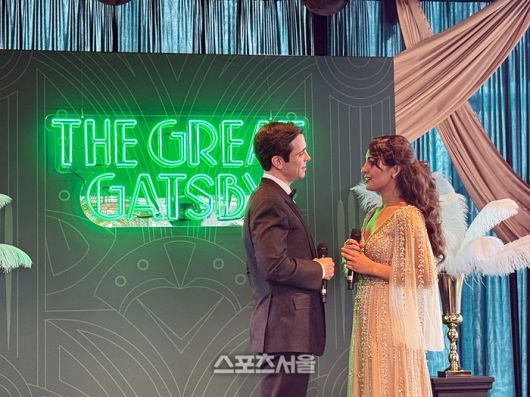 15일 뮤지컬 ‘위대한 개츠비’ 오리지널 서울 론칭 프레스콜에서 (왼쪽부터) ‘개츠비’ 역 매트 도일과 ‘데이지’ 역 센젤 아마디가 대표 듀엣 넘버 ‘My Green Light’를 시연하고 있다. 사진 | 표권향 기자 gioia@sportsseoul.com