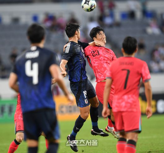 서민우가 15일 용인 미르스타디움에서 열린 2025 동아시아축구연맹(EAFF) E-1 챔피언십(동아시안컵) 일본과 경기에서 상대와 공중볼 다툼을 하고 있다. 2025. 7. 15.용인 | 최승섭기자 thunder@sportsseoul.com