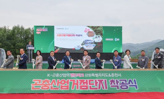 김진태 강원특별자치도지사가 16일 국내 최초 AI 기반 곤충산업 거점단지 착공식에서 첫 삽을 뜨고 있다.  사진|강원특별자치도청