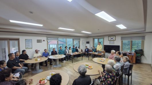심재국 평창군수가 16일 장평2리 무더위쉼터를 방문해 주민들과 소통하고 있다.  사진|평창군청