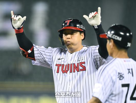 LG 김현수가 8일 잠실구장에서 열린 2025 KBO리그 키움과의 경기 7회말 1사 2루 상황에서 키움 투수 원종현을 상대로 역전 적시타를 치고 세리머니를 하고 있다. 잠실 | 박진업 기자 upandup@sportsseoul.com