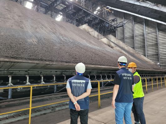 강원소방 특별사법경찰관들이 현장에서 정기조사 및 불시단속을 하고 있다.  사진|강원특별자치도 소방본부