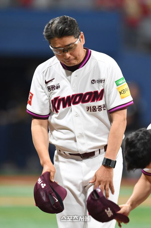 키움 홍원기 감독이 18일 고척스카이돔에서 열린 2025 KBO리그 SSG와 경기에서 3-2로 승리하며 6연패에서 탈출한 뒤 팬들에게 인사를 하고 있다. 고척 | 박진업 기자 upandup@sportsseoul.com