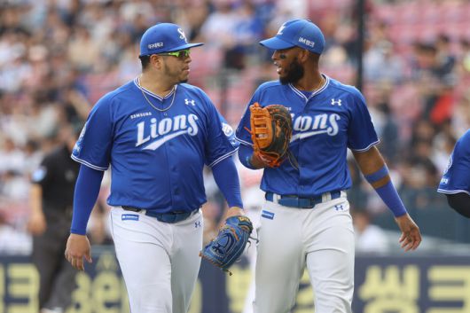 삼성 후라도(왼쪽)가 1일 잠실구장에서 열린 2025 KBO리그 두산전에 선발 등판해 1히말 수비를 마친 후 더그아웃으로 들어가며 디아즈와 얘기하고 있다. 사진 | 삼성 라이온즈