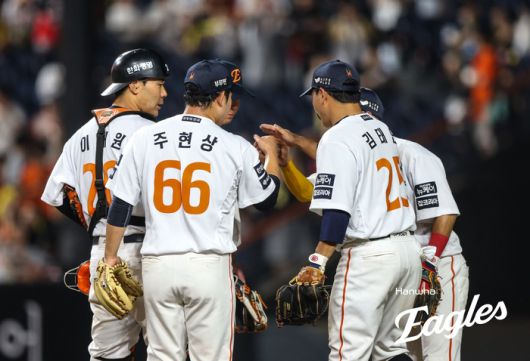 한화 선수들이 8일 대전 한화생명 볼파크에서 열린 2025 KBO리그 KIA전 승리 후 하이파이브 하고 있다. 이날 승리로 시즌 50승에 선착했다. 사진 | 한화 이글스