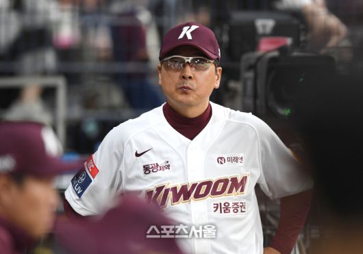 키움 홍원기 감독이 서울 고척스카이돔에서 열린 2024 KBO리그 KT와 경기 중 덕아웃에서 선수들을 보고 있다. 고척 | 최승섭기자 thunder@sportsseoul.com