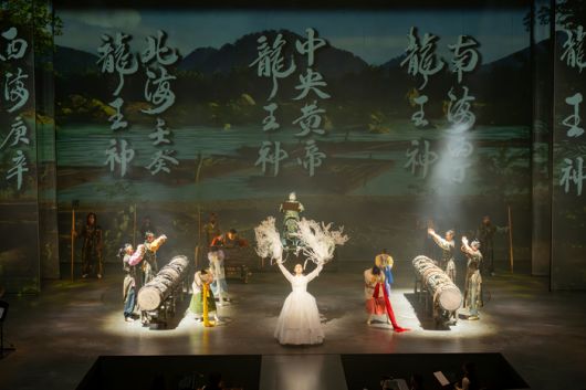 뗏꾼들이 출항하기 전 무사귀환을 바라는 제를 올리는 장면은 신장대까지 등장해 웅장함을 더한다. 사진 | 정선아리랑문화재단