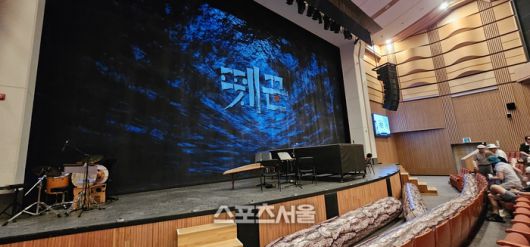 소리극 뗏꾼은 지방 소도시 극장으로는 믿을 수 없는 스케일을 자랑한다. 무대 아래 놓인 나무는 ‘객원 뗏꾼’들이 옮겨야 한다. 사진 | 정선=장강훈 기자 zzang@sportsseoul.com