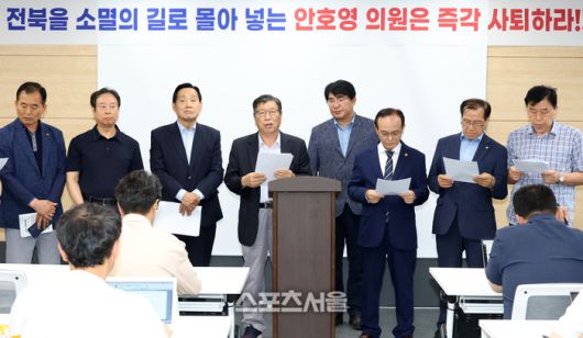 완주군 통합추진단체연합과 전주시 통합추진단체연합이 17일 기자회견을 가졌다. ( 완쪽 다섯번째  박진상 위원장 )