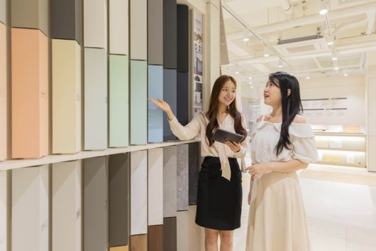 고객이 홈씨씨 전시장에서 ‘비센티 인테리어필름’ 제품들을 살펴보고 있다.