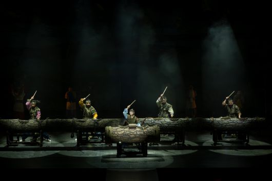 소리극 뗏꾼은 소리와 춤뿐만 아니라 넌버벌 퍼포먼스까지 다양한 장르를 담아 몰입감을 높인다. 사진 | 정선아리랑문화재단