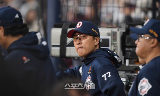 두산 이승엽 감독이 서울 고척스카이돔에서 열린 2025 KBO리그 키움과 경기 도중 외야 쪽을 바라보고 있다.  고척 | 최승섭기자 thunder@sportsseoul.com