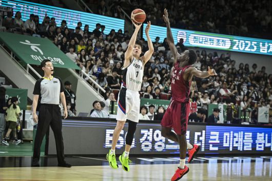 대표팀 이현중이 18일 안양 정관장 아레나에서 열린 2025 남자농구 국가대표 평가전 카타르와 1차전에서 3점슛을 던지고 있다. 사진 | 대한민국농구협회
